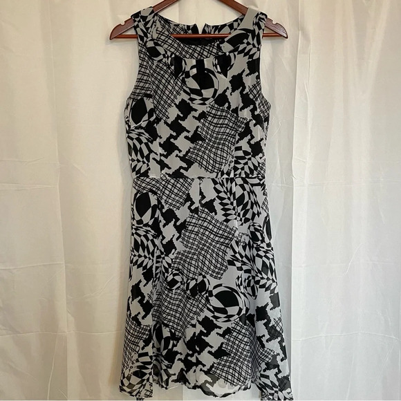 I LE Women’s Black White Patterned Sleeveless Fit Flare Dress Size 8 - Picture 1 of 12